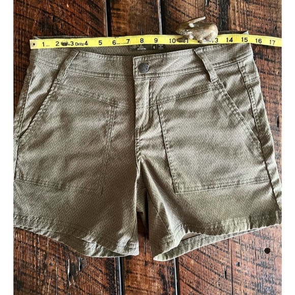 Womens Green prAna lightweight walking shorts, Size 6 - Picture 14 of 16